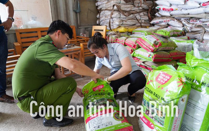 Bắt tạm giam chủ cơ sở sản xuất hàng nghìn tấn phân bón giả ở Hòa Bình