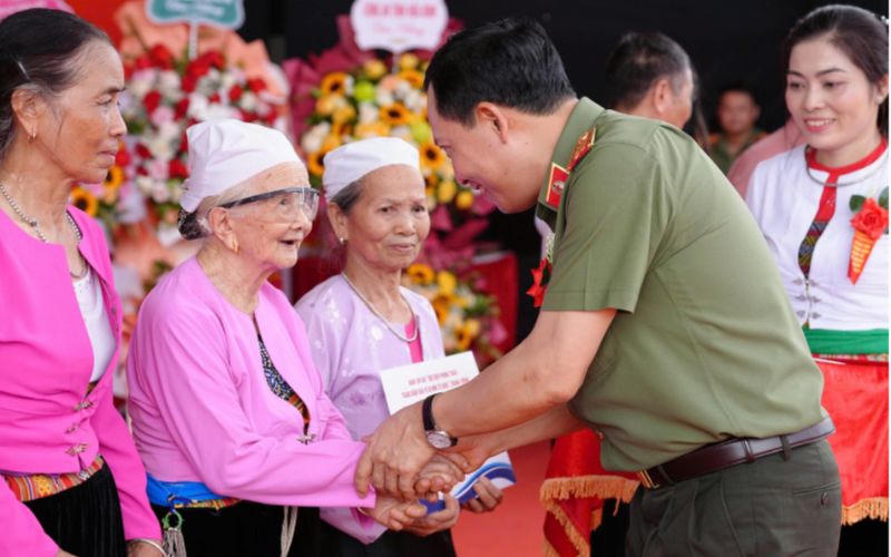 Thượng tướng Lê Văn Tuyến dự Ngày hội Toàn dân bảo vệ an ninh Tổ quốc tại Hòa Bình