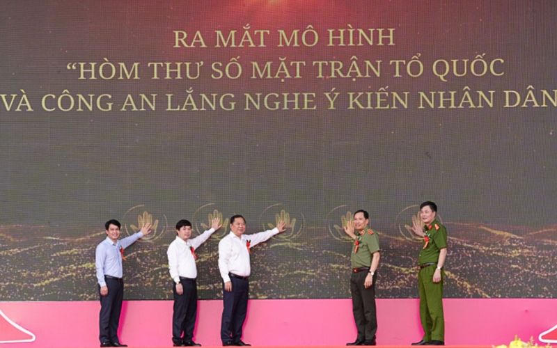 Thượng tướng Lê Văn Tuyến dự Ngày hội Toàn dân bảo vệ an ninh Tổ quốc tại Hòa Bình