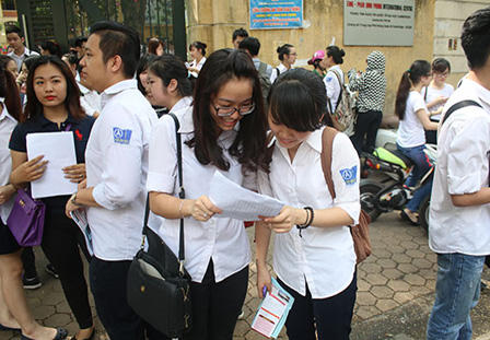  Sĩ tử phấn khởi rời trường sau môn thi cuối 