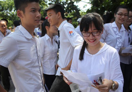  Sĩ tử phấn khởi rời trường sau môn thi cuối 