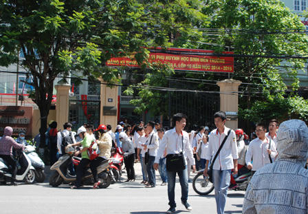  Sĩ tử phấn khởi rời trường sau môn thi cuối 