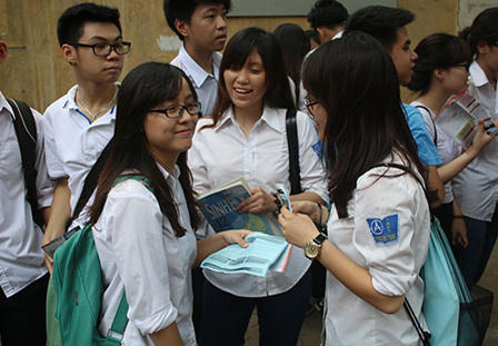  Sĩ tử phấn khởi rời trường sau môn thi cuối 