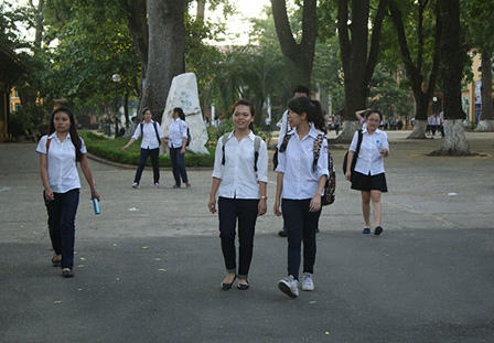  Sĩ tử phấn khởi rời trường sau môn thi cuối 