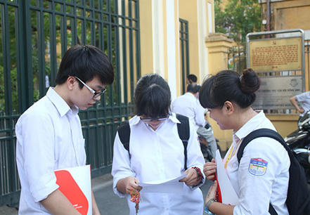  Sĩ tử phấn khởi rời trường sau môn thi cuối 