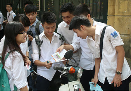  Sĩ tử phấn khởi rời trường sau môn thi cuối 