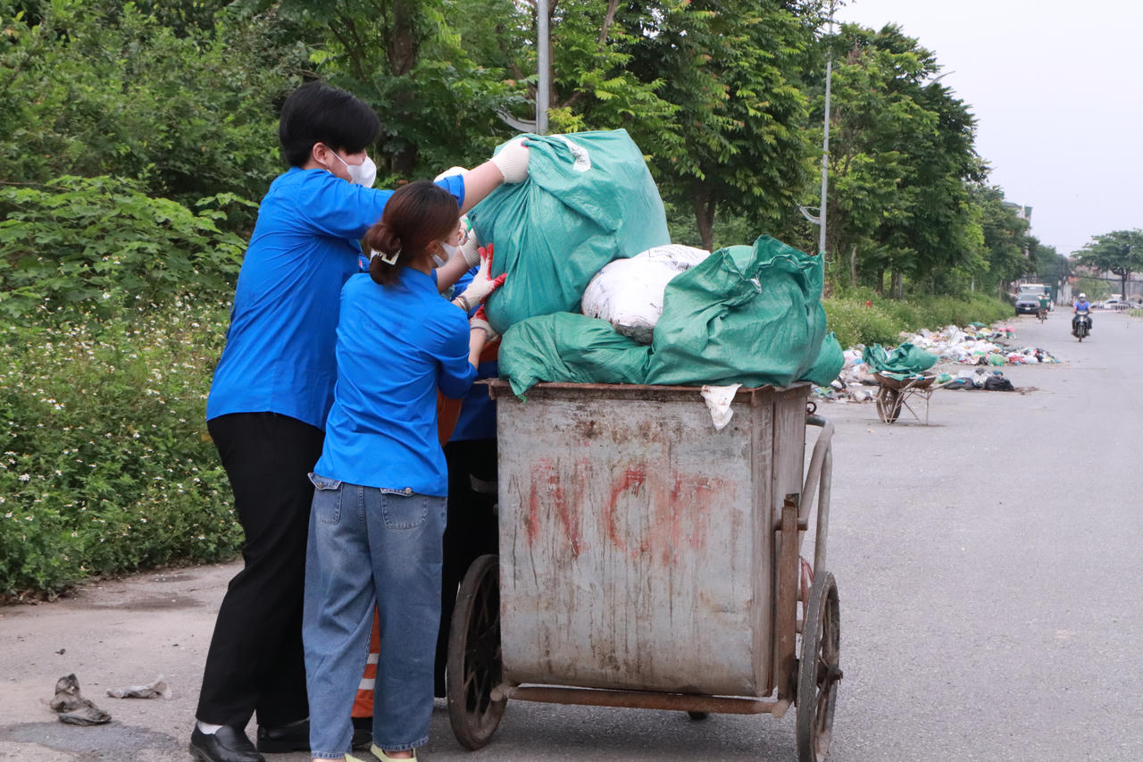 Thu gom hơn 10 tấn rác thải tại khu vực chợ Thượng Thanh