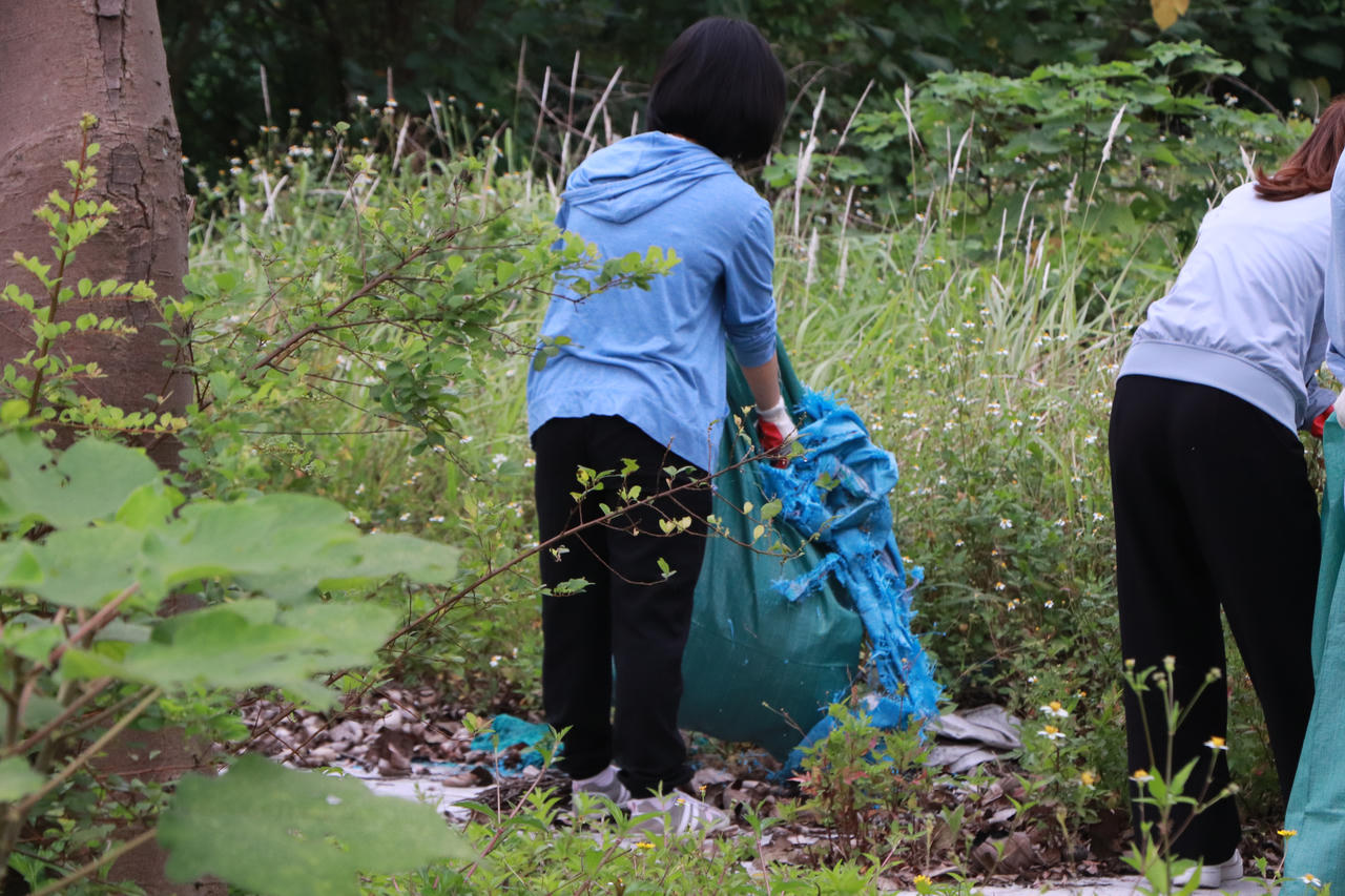 Thu gom hơn 10 tấn rác thải tại khu vực chợ Thượng Thanh