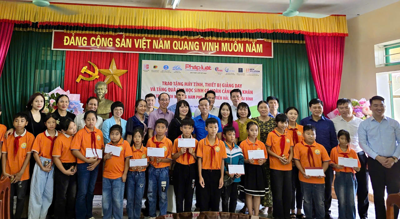 Trao tặng máy tính, thiết bị giảng dạy và tặng quà cho học sinh có hoàn cảnh khó khăn tại Thái Bình