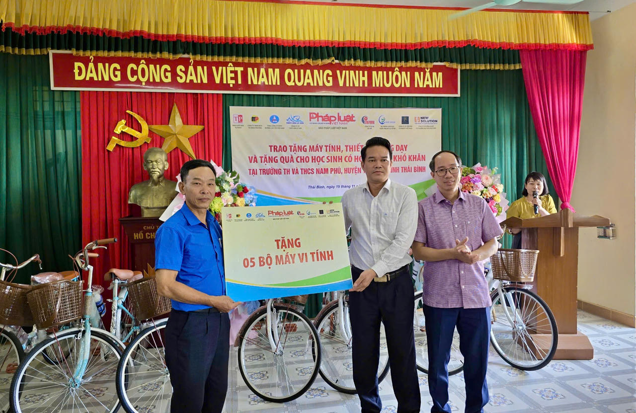 Trao tặng máy tính, thiết bị giảng dạy và tặng quà cho học sinh có hoàn cảnh khó khăn tại Thái Bình