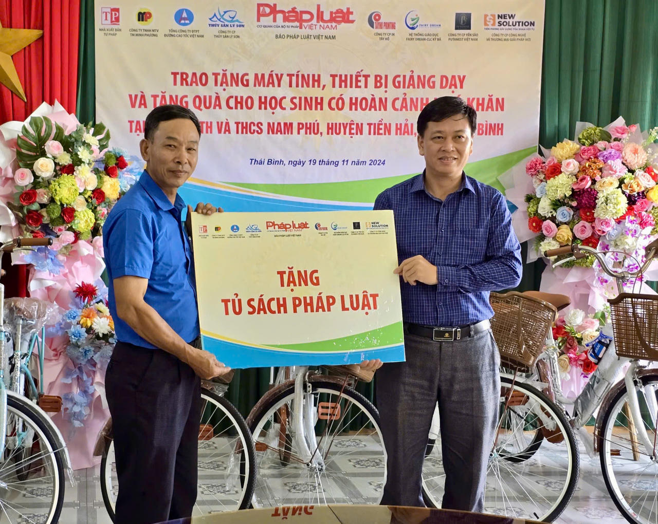 Trao tặng máy tính, thiết bị giảng dạy và tặng quà cho học sinh có hoàn cảnh khó khăn tại Thái Bình