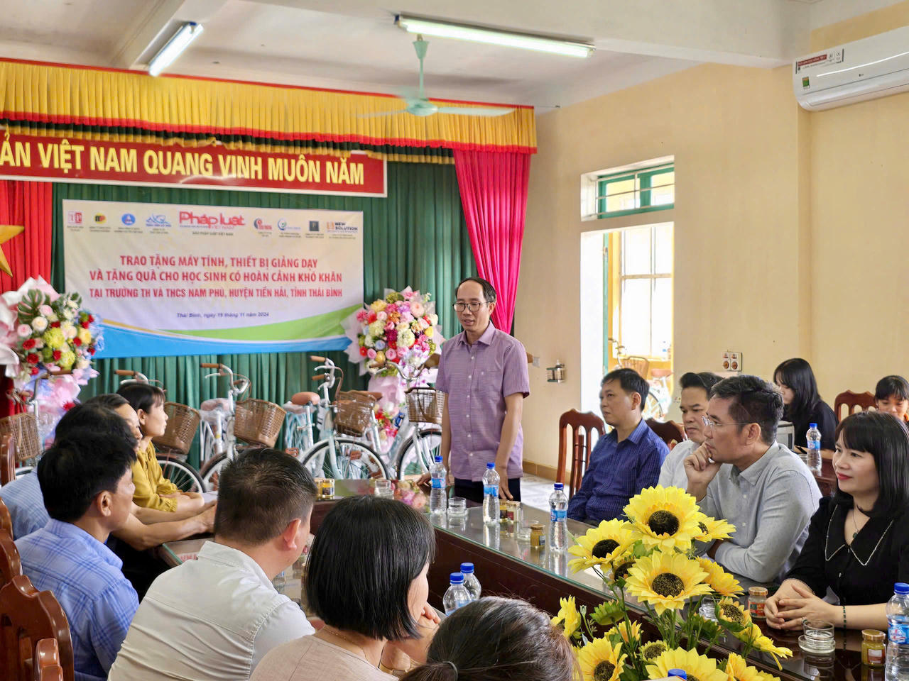Trao tặng máy tính, thiết bị giảng dạy và tặng quà cho học sinh có hoàn cảnh khó khăn tại Thái Bình