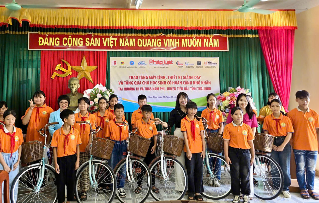 Trao tặng máy tính, thiết bị giảng dạy và tặng quà cho học sinh có hoàn cảnh khó khăn tại Thái Bình