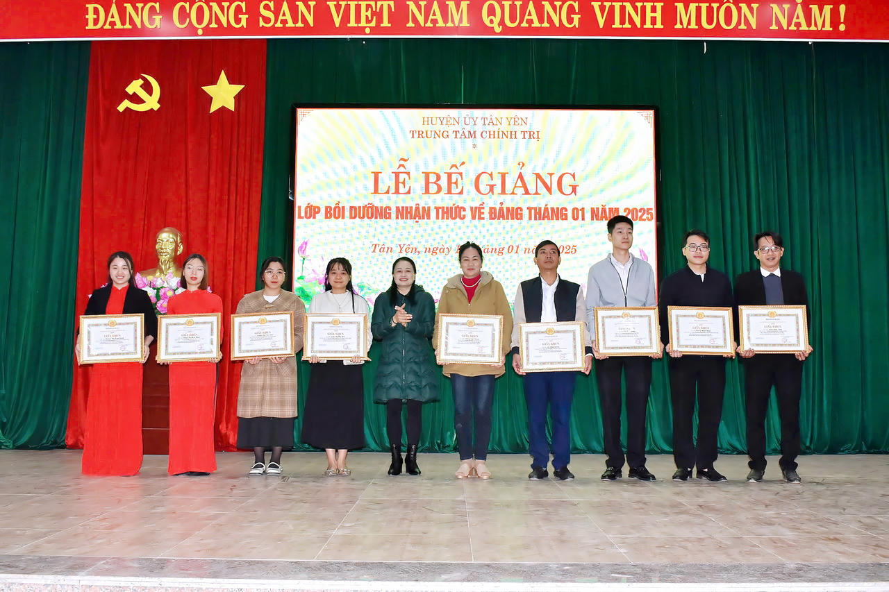 Bế giảng Lớp bồi dưỡng nhận thức về Đảng tại huyện Tân Yên (Bắc Giang)