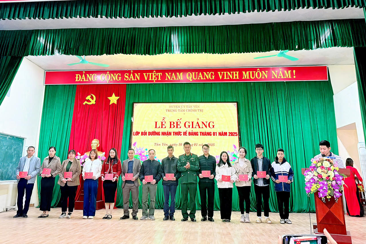 Bế giảng Lớp bồi dưỡng nhận thức về Đảng tại huyện Tân Yên (Bắc Giang)