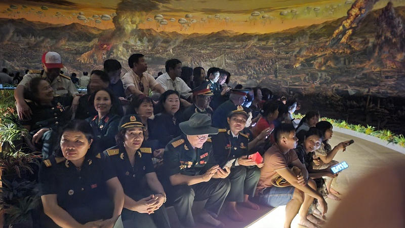 Điện Biên nhộn nhịp đón du khách