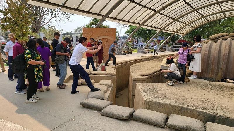 Điện Biên nhộn nhịp đón du khách