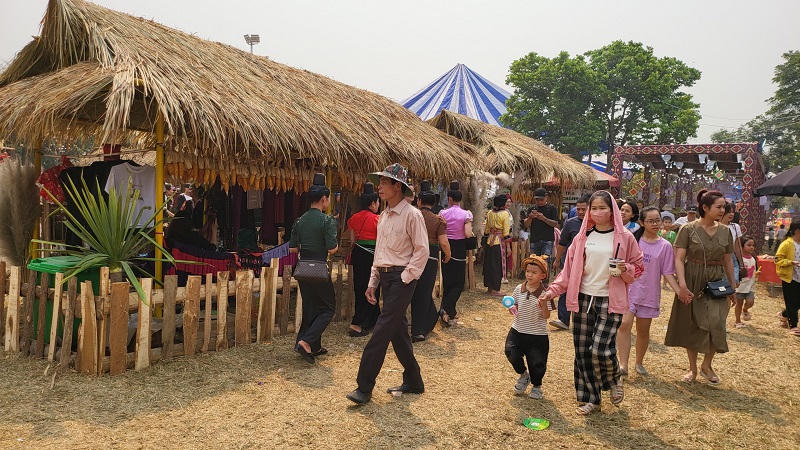 Điện Biên nhộn nhịp đón du khách