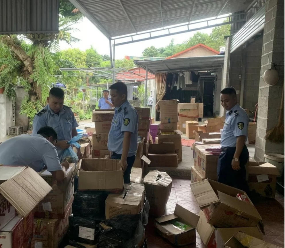 Hà Giang: Tạm giữ hơn 16.000 sản phẩm thực phẩm không rõ nguồn gốc xuất xứ