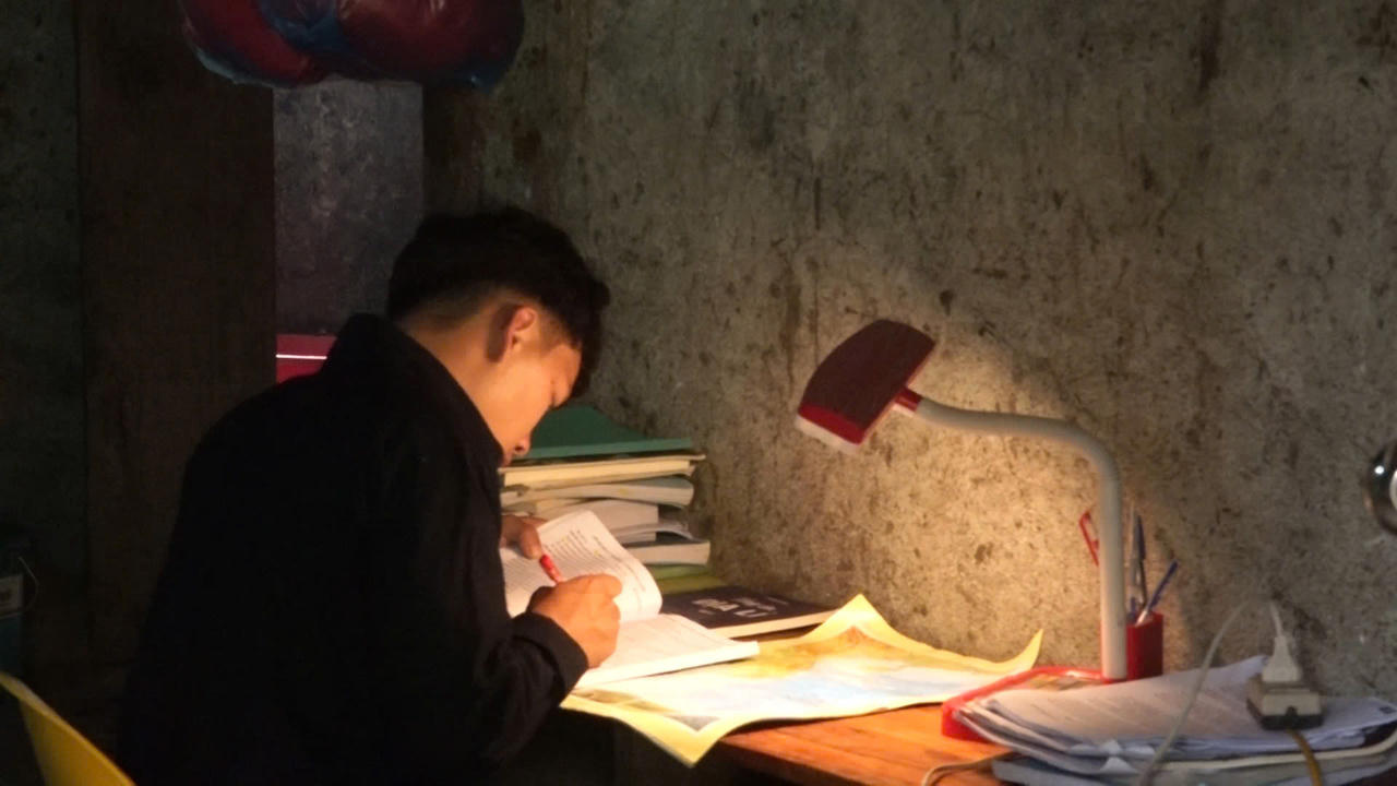 Hành trình chạm vào ước mơ đại học của chàng trai nghèo người Mông ở Hà Giang