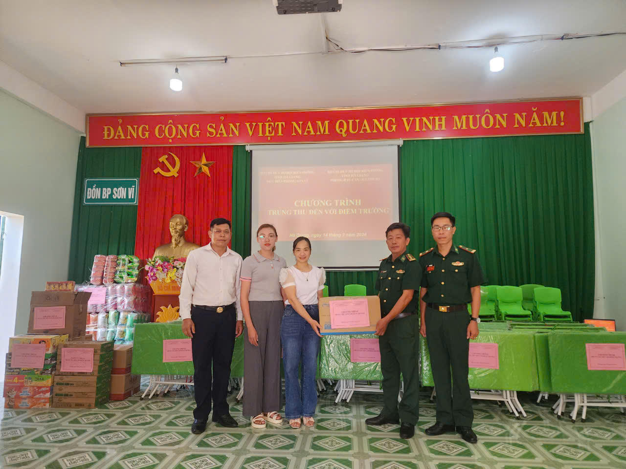 Hà Giang: Đồn Biên phòng Sơn Vĩ xuống đồng giúp dân thu hoạch lúa sau mưa bão