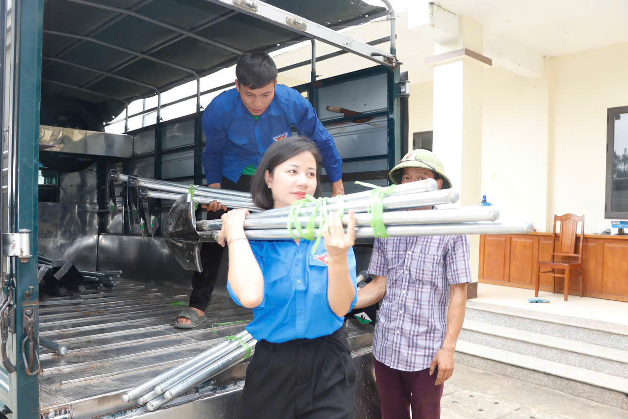 Báo Pháp luật Việt Nam trao tặng nhiều phần quà và nhu yếu phẩm cho bà con vùng lũ Trấn Yên (Yên Bái)