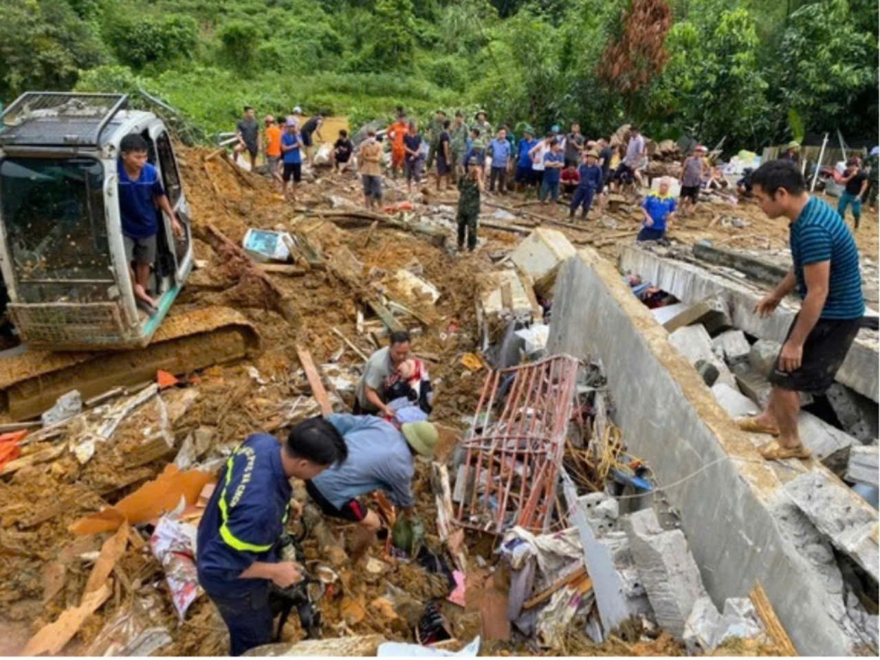Sạt lở đất ở Hà Giang: Số người chết tiếp tục tăng, thực hiện phân luồng giao thông trên Quốc lộ 2 
