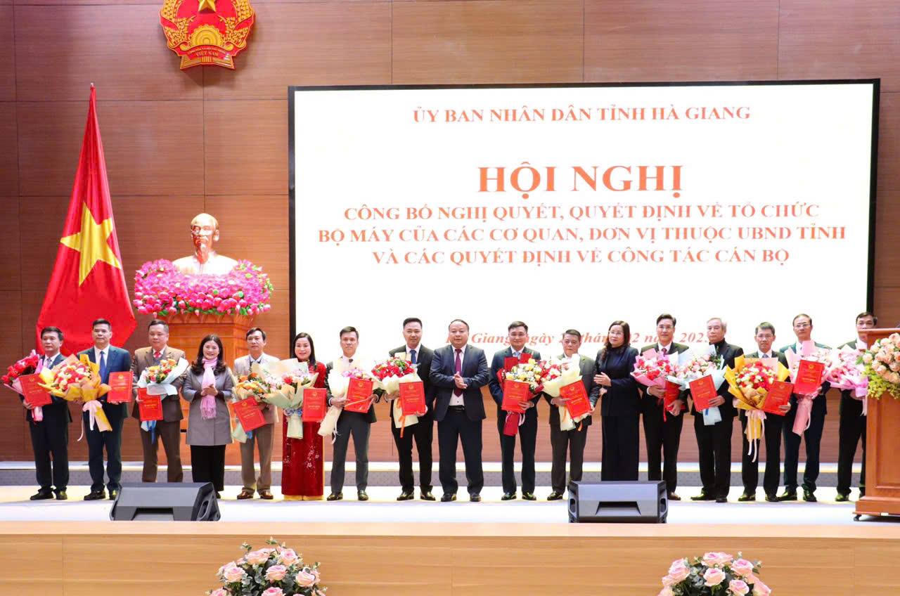 Công bố Nghị quyết, Quyết định về tổ chức bộ máy các cơ quan, đơn vị thuộc UBND tỉnh Hà Giang