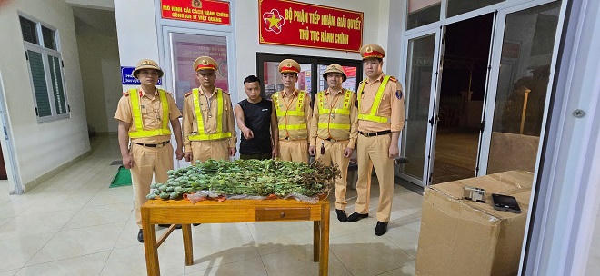 Bắt quả tang đối tượng vận chuyển trái phép 6kg cây thuốc phiện