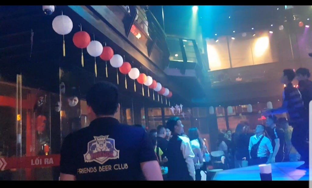Bất chấp nỗ lực của Chính phủ đẩy lùi dịch Covid-19, Friend Beer Club ở Buôn Ma Thuột hoạt động xuyên đêm