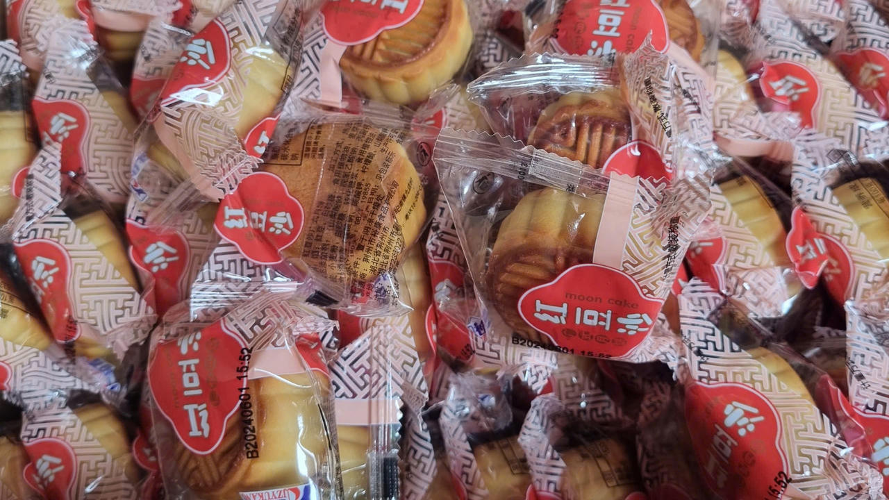 Phát hiện số lượng lớn bánh trung thu không rõ nguồn gốc