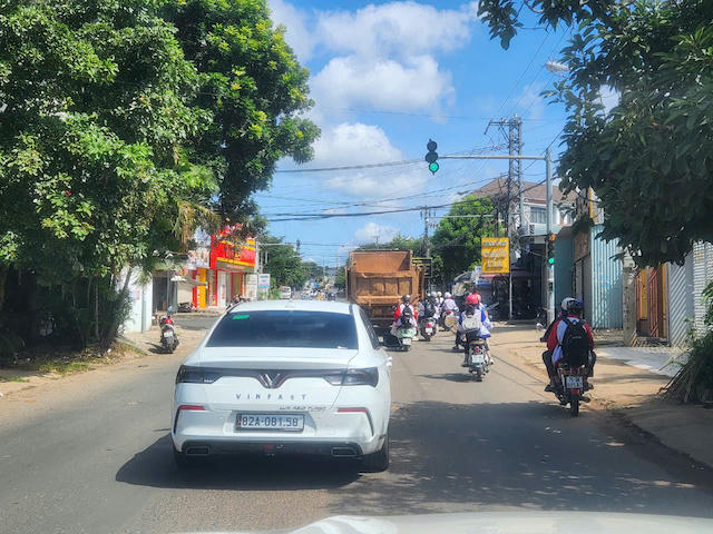 Xe chở đất nối đuôi, nguy cơ mất an toàn giao thông trên đường phố Kon Tum