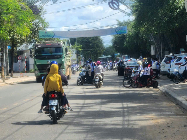 Xe chở đất nối đuôi, nguy cơ mất an toàn giao thông trên đường phố Kon Tum