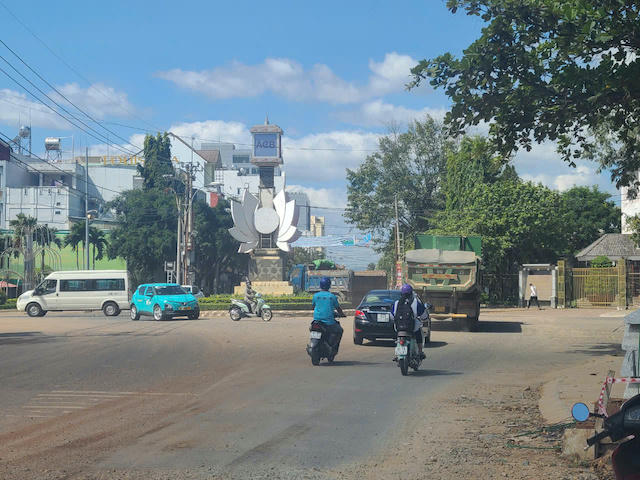 Xe chở đất nối đuôi, nguy cơ mất an toàn giao thông trên đường phố Kon Tum