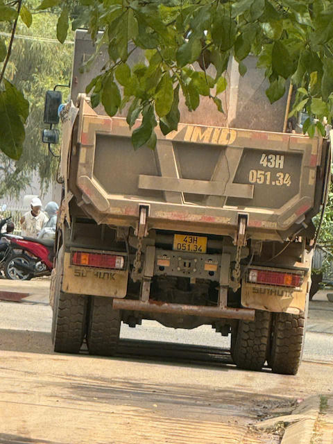 Xe chở đất nối đuôi, nguy cơ mất an toàn giao thông trên đường phố Kon Tum