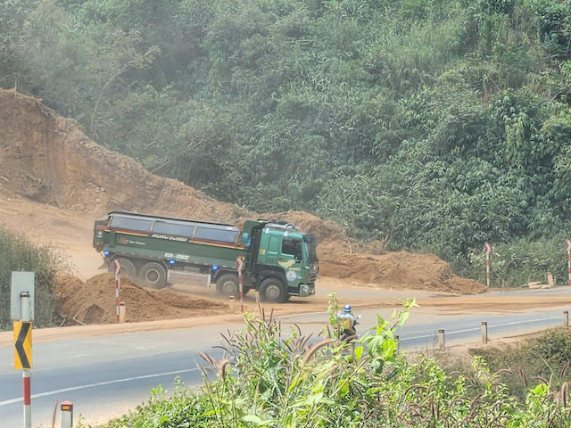 TP Kon Tum chỉ đạo khắc phục tình trạng xe chở đất gây ô nhiễm, mất an toàn giao thông sau phản ánh của Báo PLVN