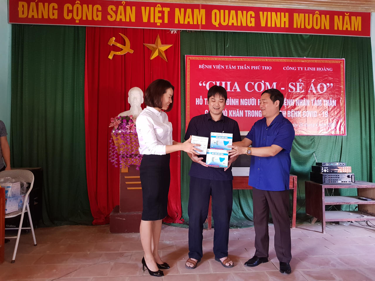 Phú Thọ: Công ty Linh Hoàng tặng 3 tấn gạo cho những gia đình gặp khó khăn ở Yên Lập