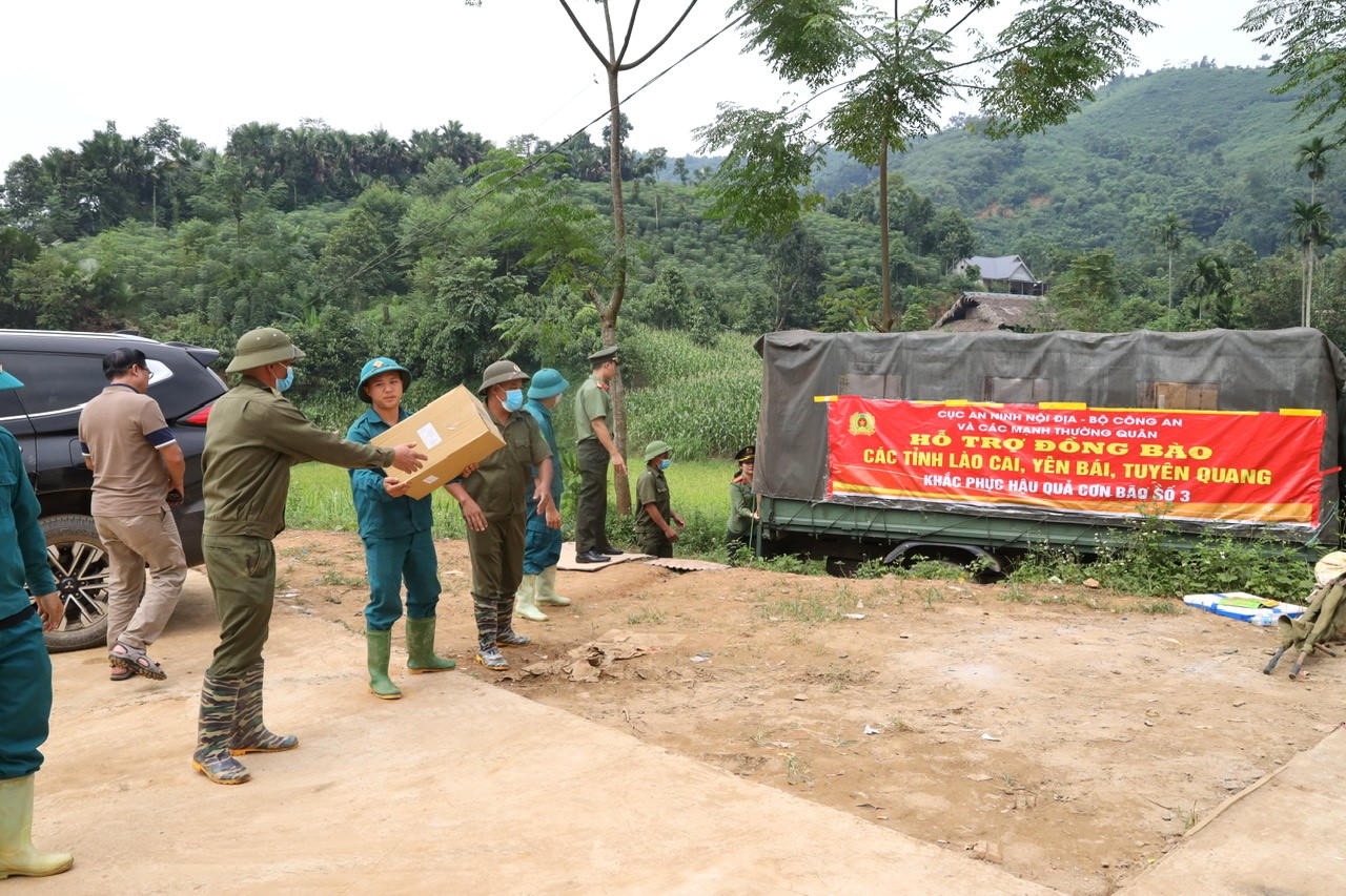 Cục An ninh nội địa, Bộ Công an trao quà cho người dân bị ảnh hưởng bão phía Bắc
