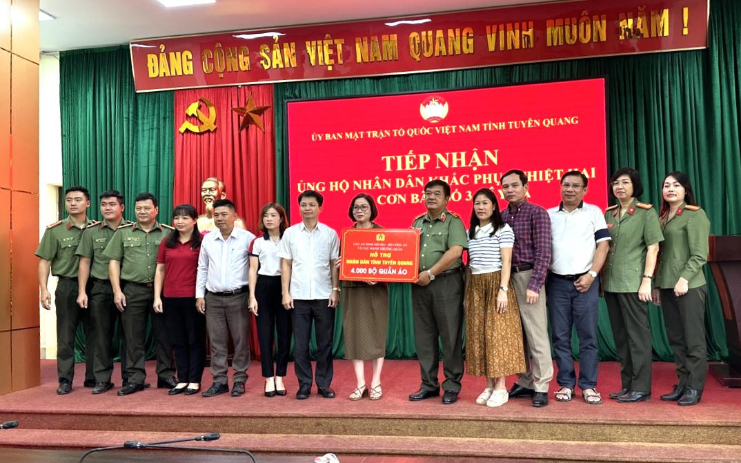 Cục An ninh nội địa, Bộ Công an trao quà cho người dân bị ảnh hưởng bão phía Bắc