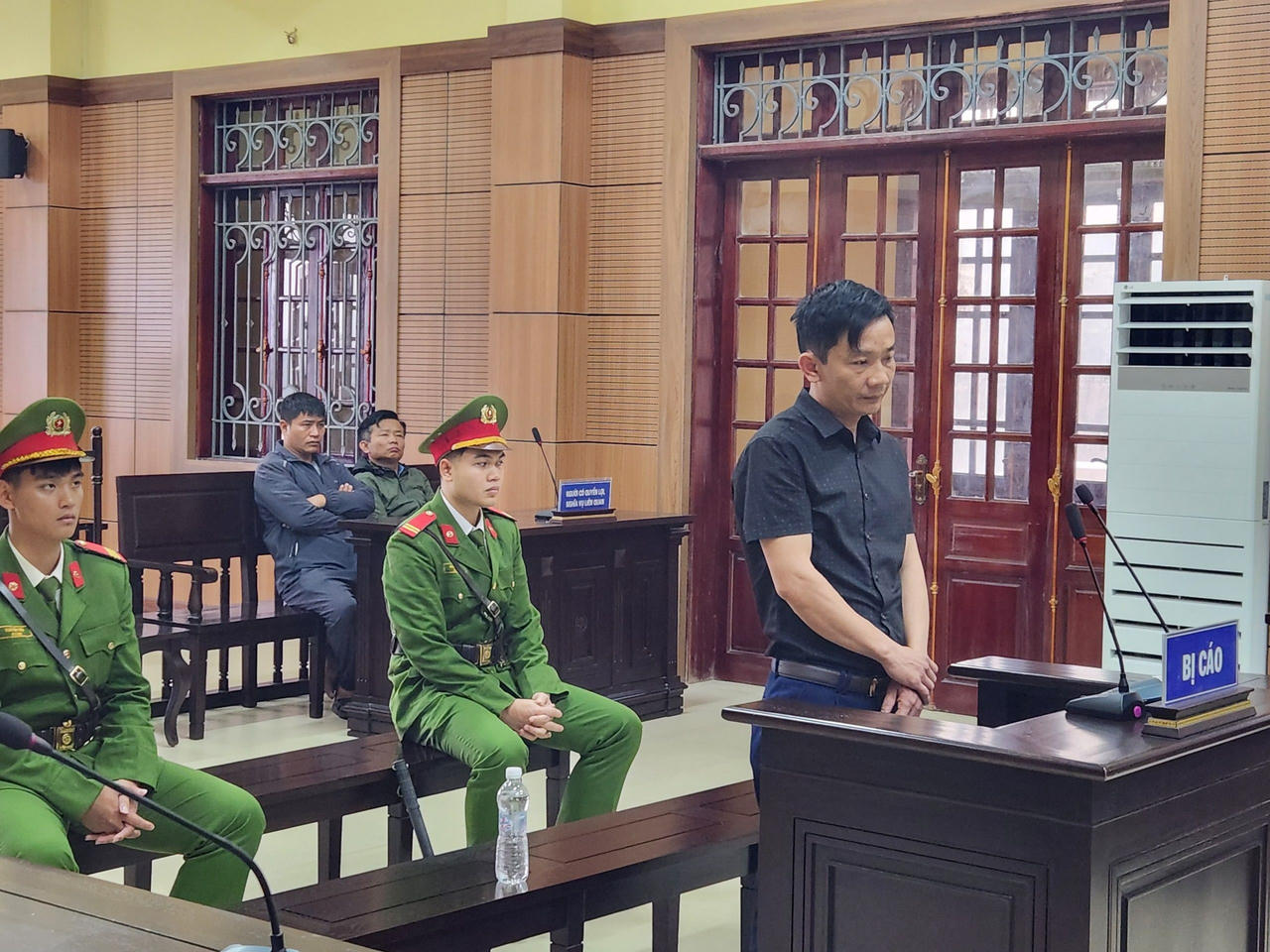 Xét xử phúc thẩm vụ chống người thi hành công vụ ở Yên Bái: Tranh luận nảy lửa, án vẫn chưa được tuyên.