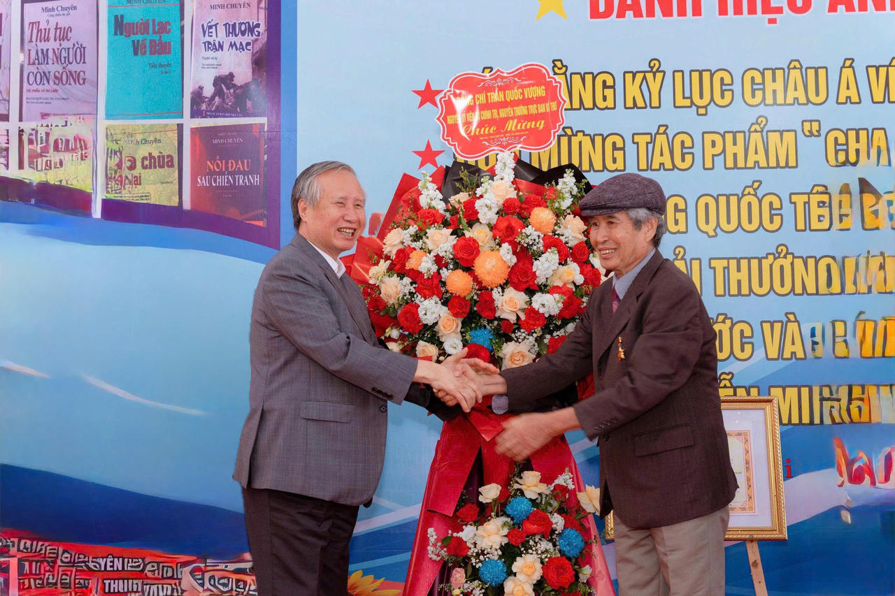 Tôn vinh Anh hùng Lao động Minh Chuyên – người viết sử bằng văn chương, hình ảnh hậu chiến