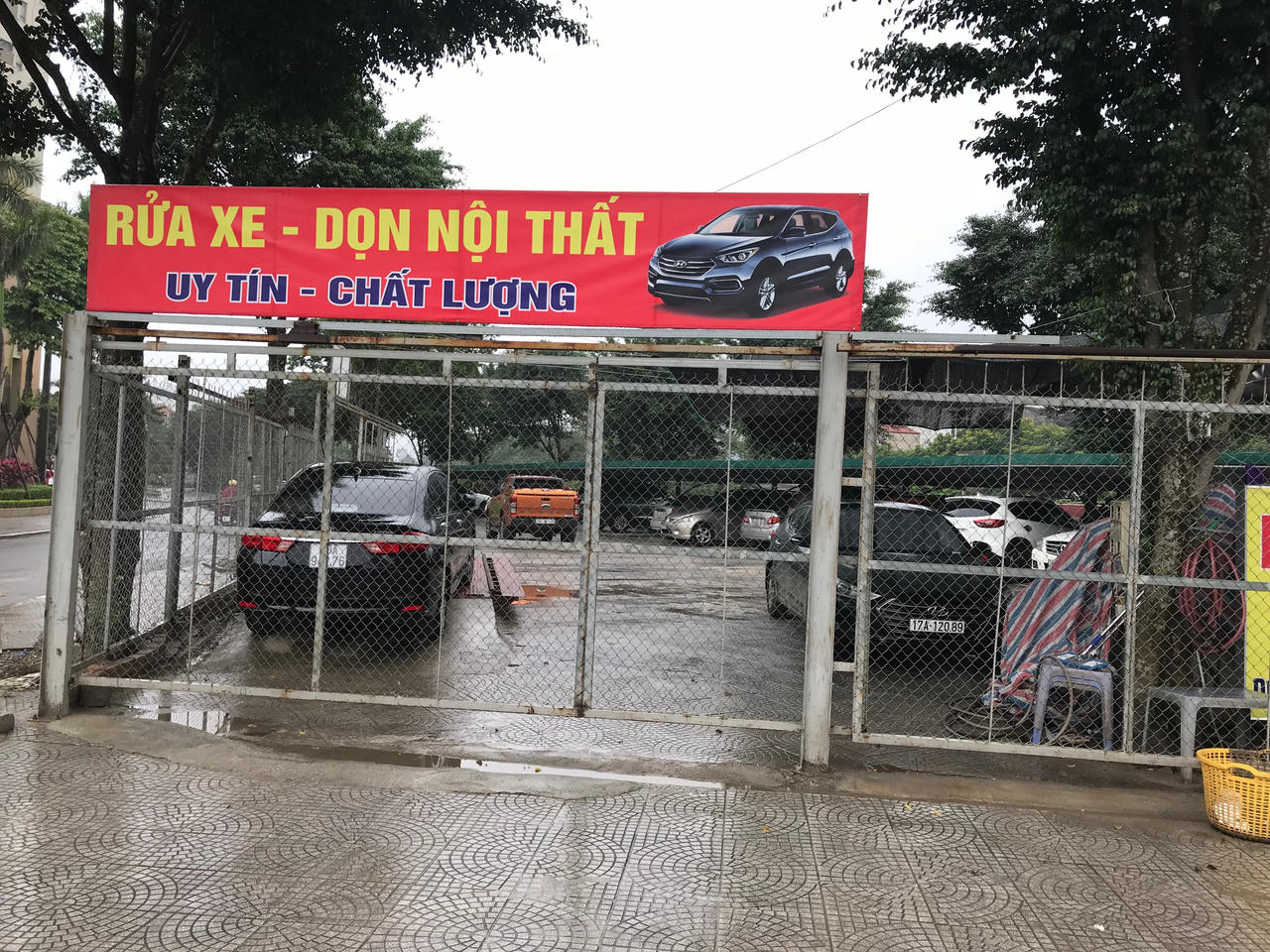 Hà Đông (Hà Nội): Bãi xe lấn chiếm đất công, hành lang sông, UBND phường La Khê không biết?