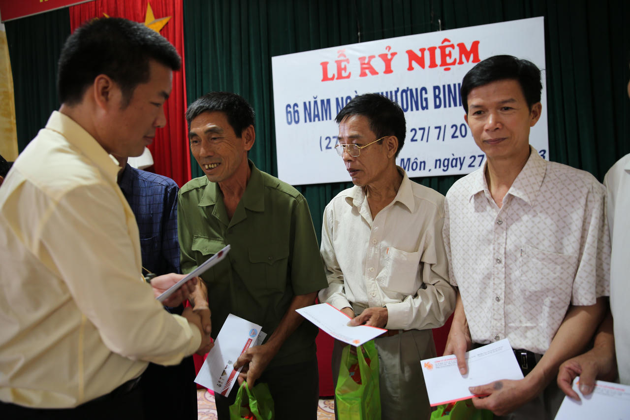 Tập đoàn Hanaka thăm hỏi, tặng quà gia đình thương binh, liệt sĩ