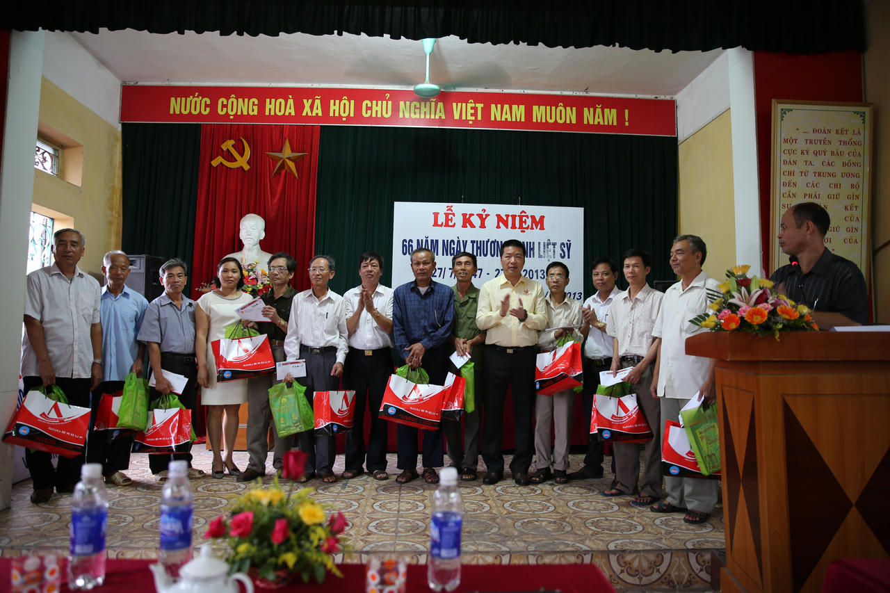 Tập đoàn Hanaka thăm hỏi, tặng quà gia đình thương binh, liệt sĩ