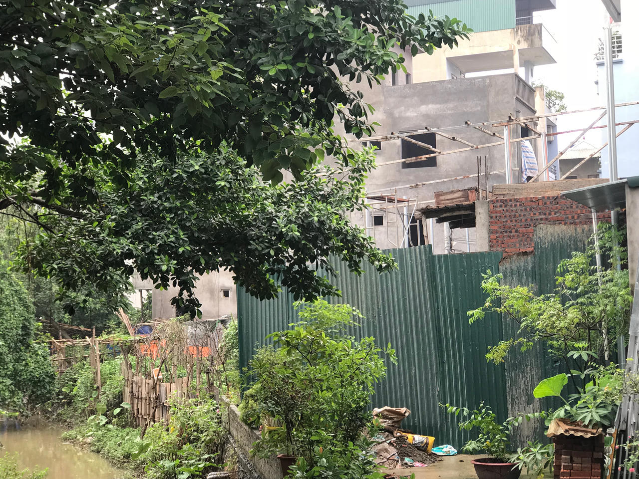 Hà Nội: Ngang nhiên quây tôn bịt đường, xây dựng công trình trên đất giao thông nhưng không bị xử lý 