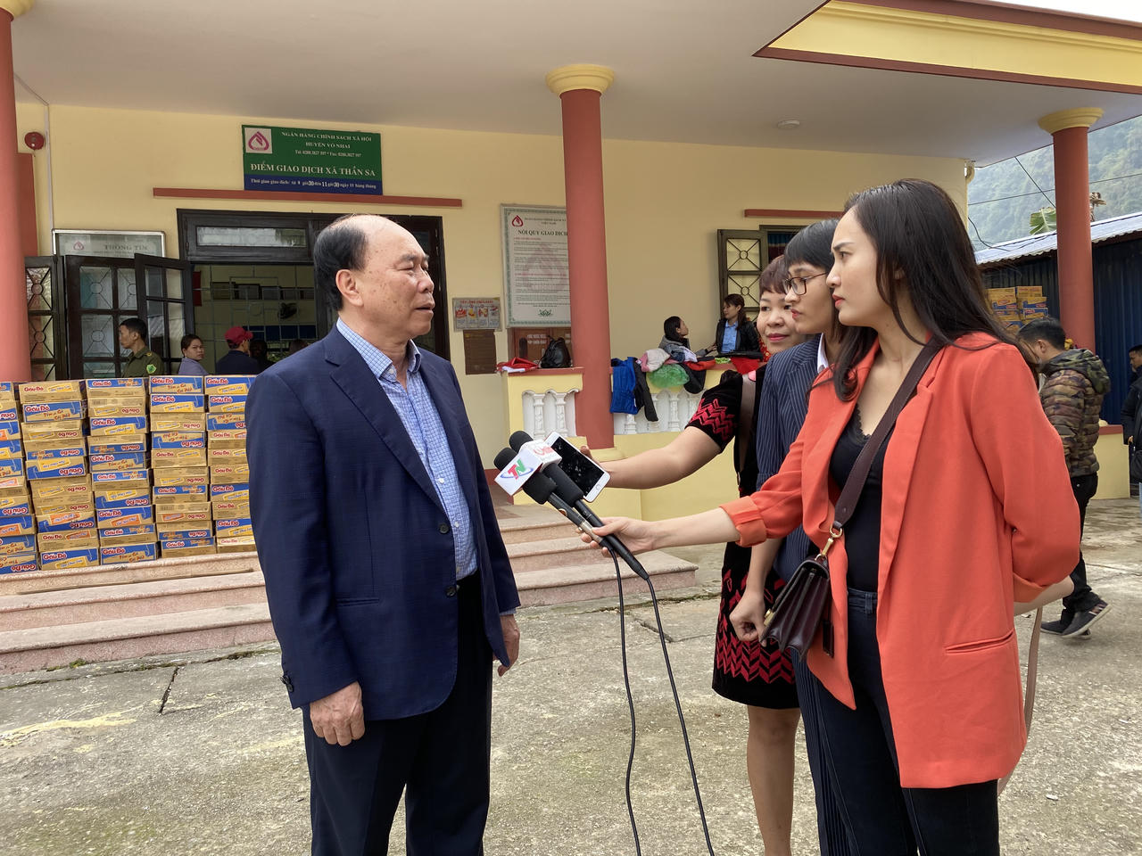 Công ty CP ĐTXD và KTKS Thăng Long tặng quà tết cho các hộ nghèo tại xã Thần Sa