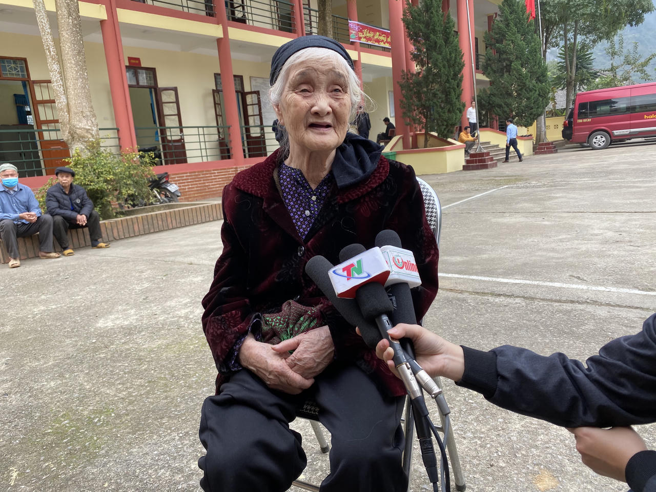 Công ty CP ĐTXD và KTKS Thăng Long tặng quà tết cho các hộ nghèo tại xã Thần Sa