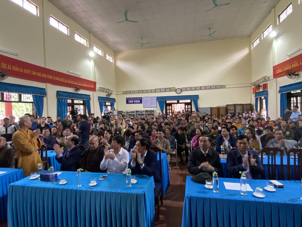 Công ty CP ĐTXD và KTKS Thăng Long tặng quà tết cho các hộ nghèo tại xã Thần Sa