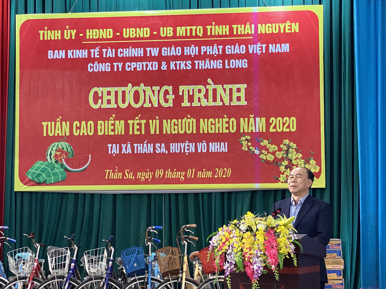 Công ty CP ĐTXD và KTKS Thăng Long tặng quà tết cho các hộ nghèo tại xã Thần Sa