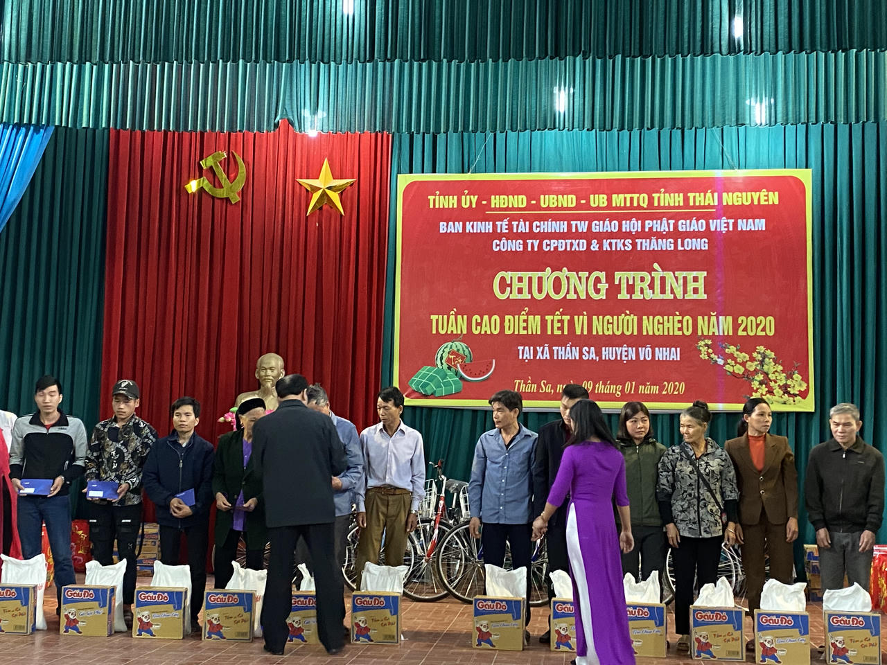 Công ty CP ĐTXD và KTKS Thăng Long tặng quà tết cho các hộ nghèo tại xã Thần Sa